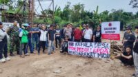 Nampak perwakilan warga melakukan penyegelan
