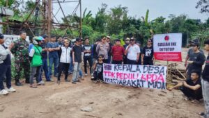 Nampak perwakilan warga melakukan penyegelan