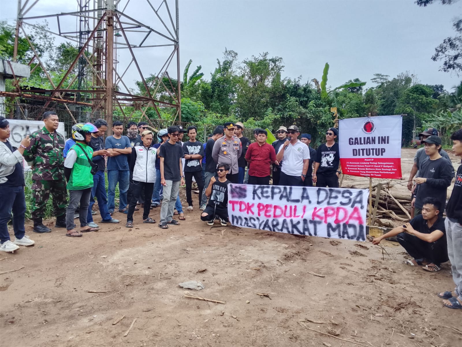 Nampak perwakilan warga melakukan penyegelan