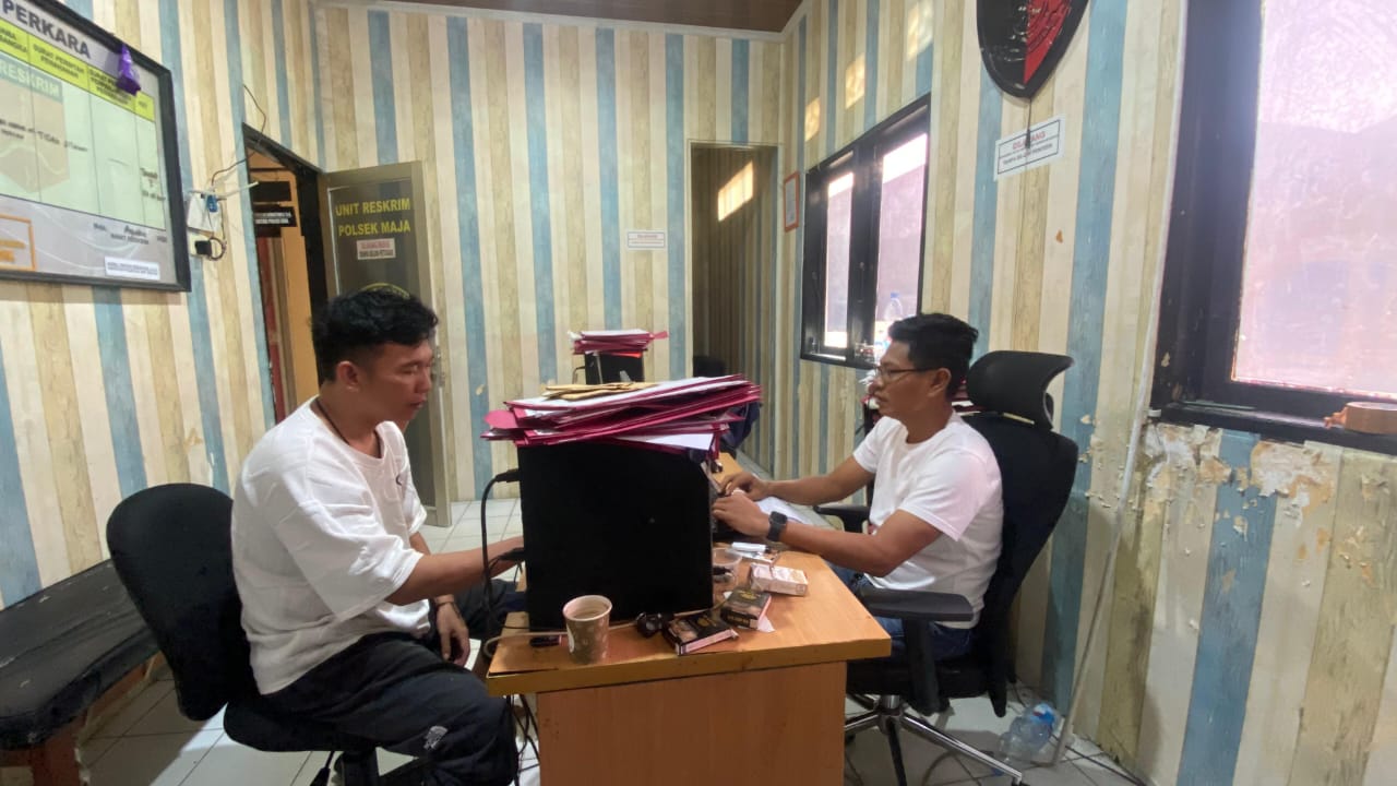 Imron Rosadi saat melapor ke Polsek Maja