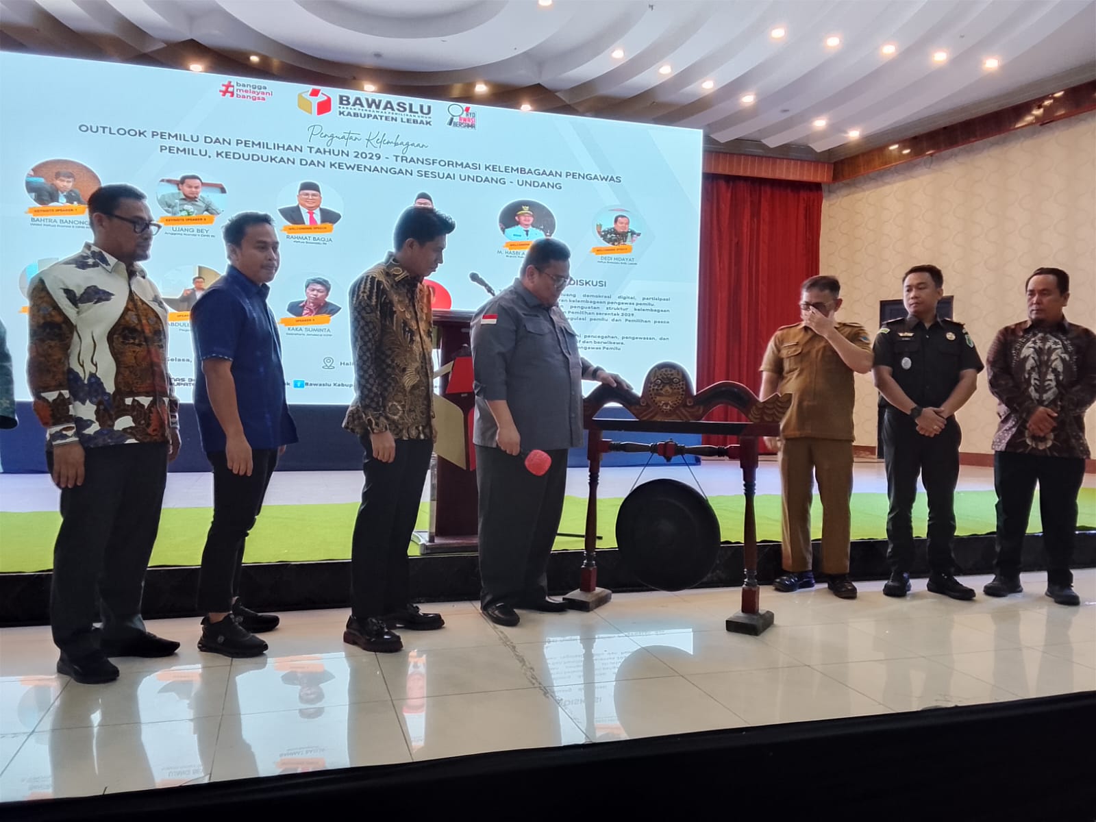 Bawaslu saat menabuh gong tanda dimulainya acara penguatan kelembagaan Outlook Pemilu dan Pemilihan Tahun 2029.