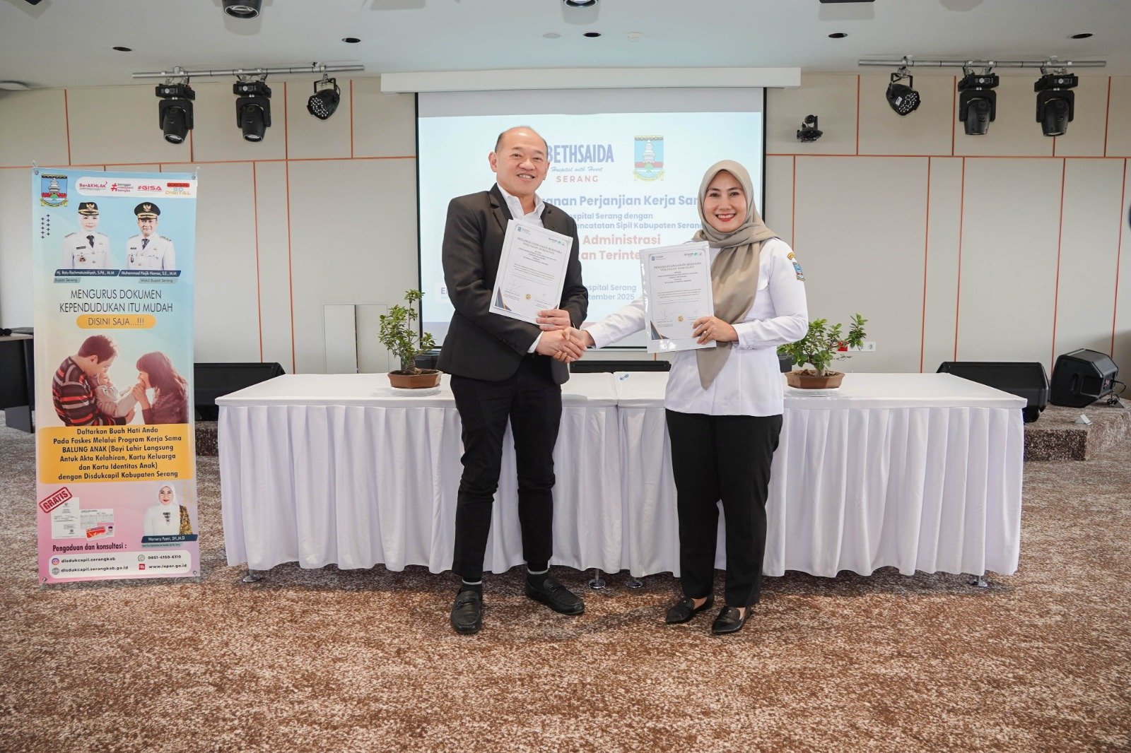 Direktur Bethsaida Hospital Serang, dr. Tirtamulya Juandy bersama Kepala Disdukcapil Kabupaten Serang, Warnerry Poetri usai penandatanganan kerjasama.