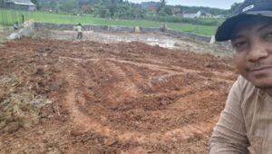 Sekjen LSM AGP, Anggi Kurniadi saat berada di lahan pembangunan Koperasi Merah Putih, desa Pasirkupa,Kecamatan Kalanganyar.