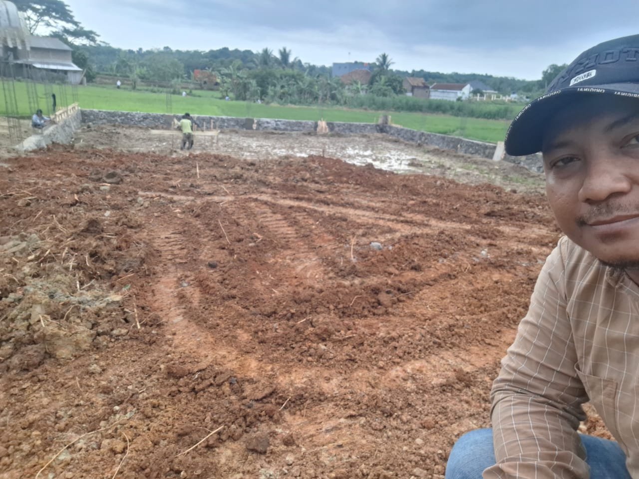 Sekjen LSM AGP, Anggi Kurniadi saat berada di lahan pembangunan Koperasi Merah Putih, desa Pasirkupa,Kecamatan Kalanganyar.