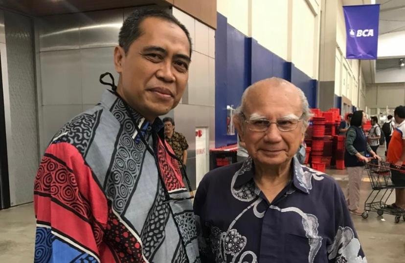 Ketum DePA-RI Dr. TM Luthfi Yazid (kiri) bersama Menteri Lingkungan Hidup era Pak Harto, Prof. Dr. Emil Salim (kanan) di Jakarta beberapa waktu lalu (Foto: Dok. pribadi)