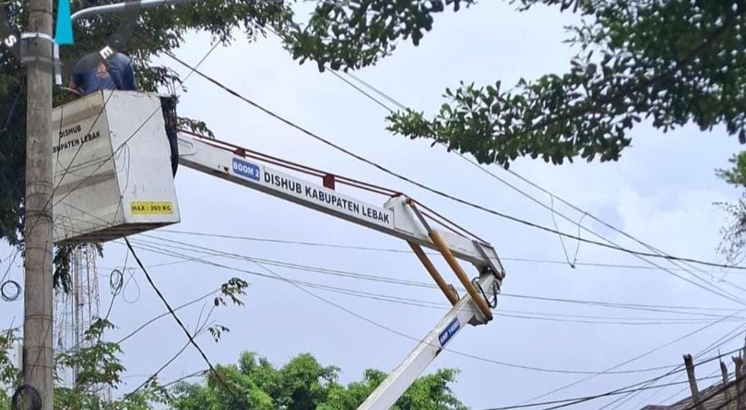 Caption Poto : Dishub Kabupaten Lebak saat memasang PJU pada tahun anggaran 2025 lalu.