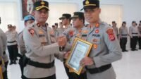 Kapolsek Cikulur, AKP Mulyadi saat menerima penghargaan Kapolsek Cikulur, AKP Mulyadi saat menerima penghargaan