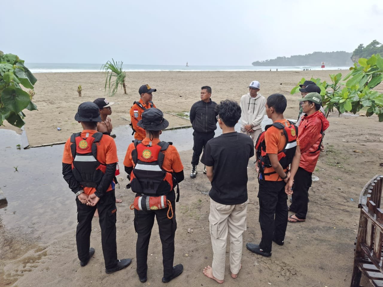 Caption Poto : Tim penyelamat sedang melakukan koordinasi peyelamatan