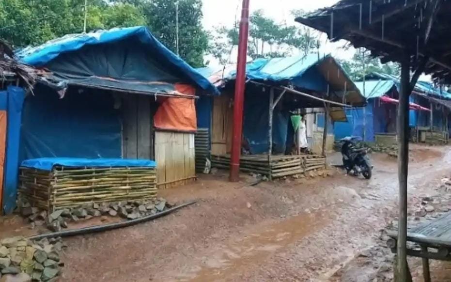 Caption Poto : Hunian Sementara di Kecamatan Lebakgedong