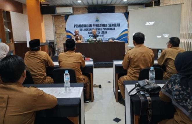 Caption Poto : Dinas Pendidikan saat melakukan pembinaan