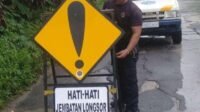 Caption Poto : Dishub saat memasang Rambu-Rambu