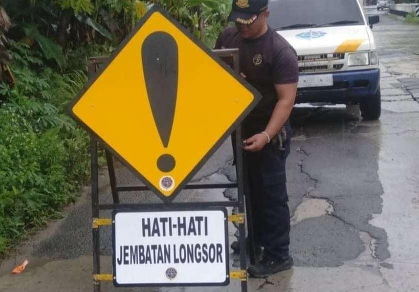 Caption Poto : Dishub saat memasang Rambu-Rambu