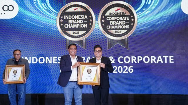 Direktur Sales, Marketing & Business Development Bethsaida Healthcare Iwan A. Setiawan (kanan) saat menerima penghargaan Indonesia Brand Champion 2026
