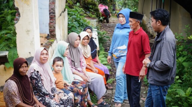 Caption Poto : Nampak warga terdampak pergeseran tanah