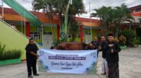 Caption Poto : KH Ahmad Rafiudin saat menerima Hewan Kurban dari Kapolri