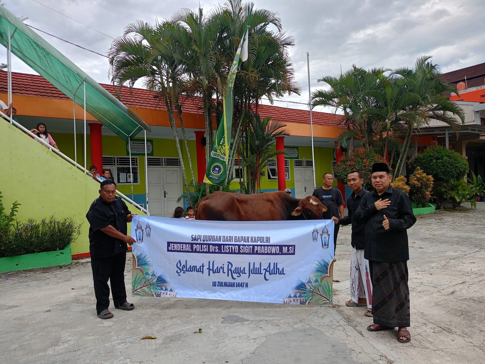 Caption Poto : KH Ahmad Rafiudin saat menerima Hewan Kurban dari Kapolri