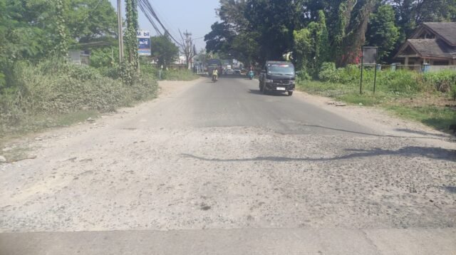 Caption Poto : Ruas jalan Nasional tepatnya di Kampung Pasir Jati mengalami kerusakan.