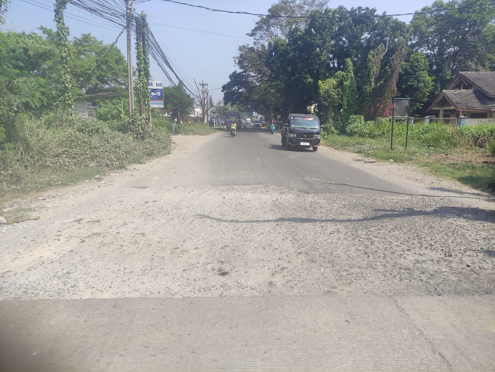Caption Poto : Ruas jalan Nasional tepatnya di Kampung Pasir Jati mengalami kerusakan.