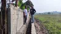 Caption Poto : Petani di Kampung Malangbong saat meninjau lokasi kegiatan Irpom Caption Poto : Petani di Kampung Malangbong saat meninjau lokasi kegiatan Irpom