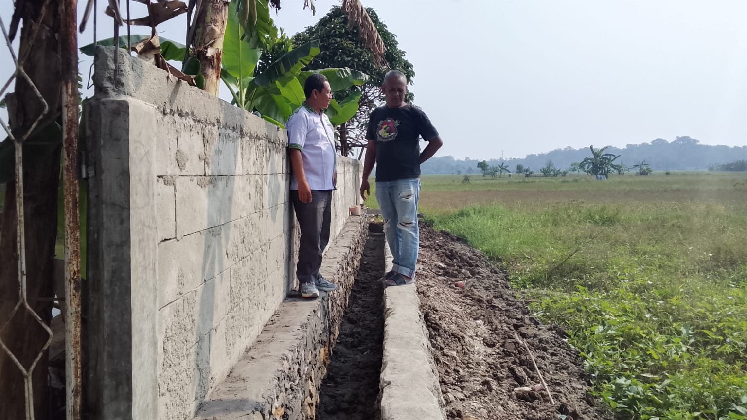 Caption Poto : Petani di Kampung Malangbong saat meninjau lokasi kegiatan Irpom