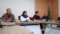 Caption Poto : Ketua DPRD Lebak didampingi kuasa hukum saat menggelar jumpa pers Caption Poto : Ketua DPRD Lebak didampingi kuasa hukum saat menggelar jumpa pers