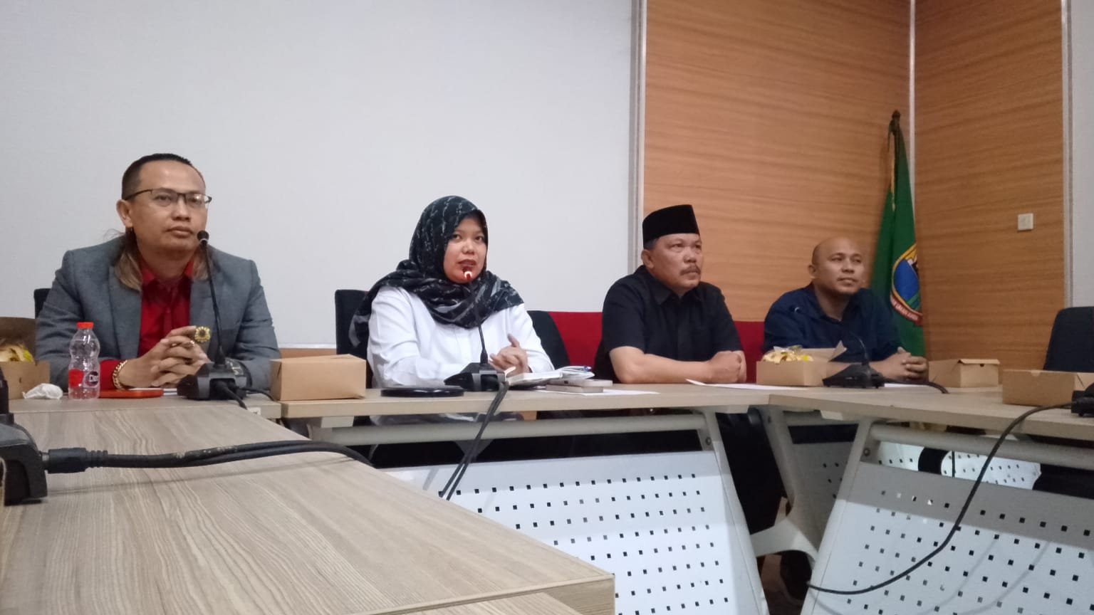 Caption Poto : Ketua DPRD Lebak didampingi kuasa hukum saat menggelar jumpa pers