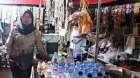 Siti Muflihah penjual aneka makanan menggunakan QRIS di Stadion Geger Cilegon