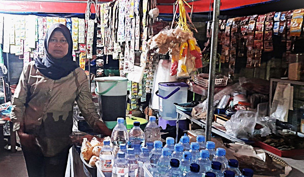 Siti Muflihah penjual aneka makanan menggunakan QRIS di Stadion Geger Cilegon