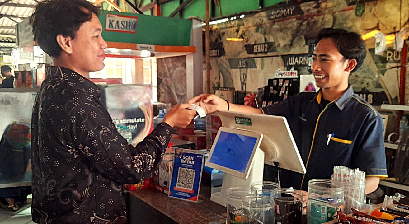 Fadrul Ulum Kepala Kasir Kantin Lasera Food mengaku 60% transaksi pembayaran menggunakan QRIS